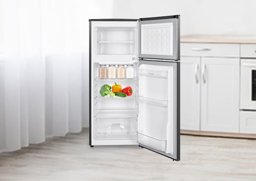 Otwarta lodówka MPM-125-CZ-11/E w kuchni.
