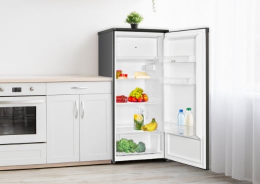 Otwarta lodówka MPM-200-CJ-19/E w zabudowie kuchennej.