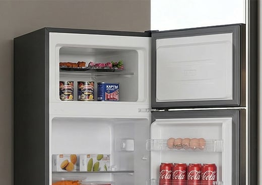 Zbliżenie na górny zamrażalnik lodówki Total No Frost MPM-206-CZ-49/D wypełniony mrożonkami.