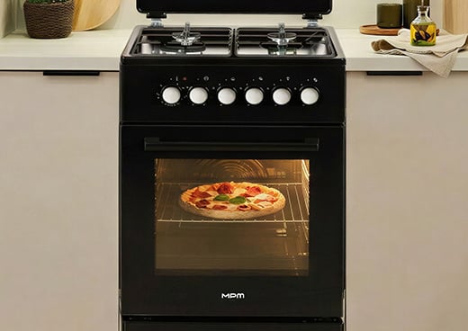 Kuchnia gazowo-elektryczna MPM-56-KGM-12B w zbudowie kuchennej. W piekarniku włączone światło i pizza na ruszcie.