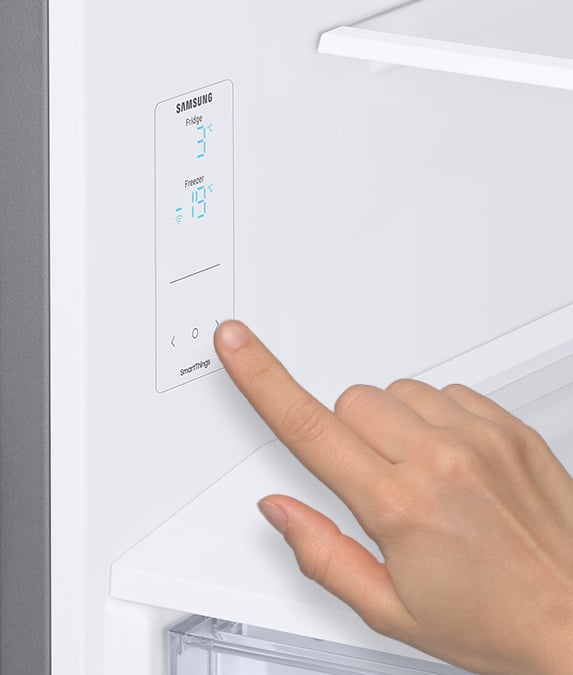 Zbliżenie pokazujące wewnętrzny panel sterowania lodówki Samsung
