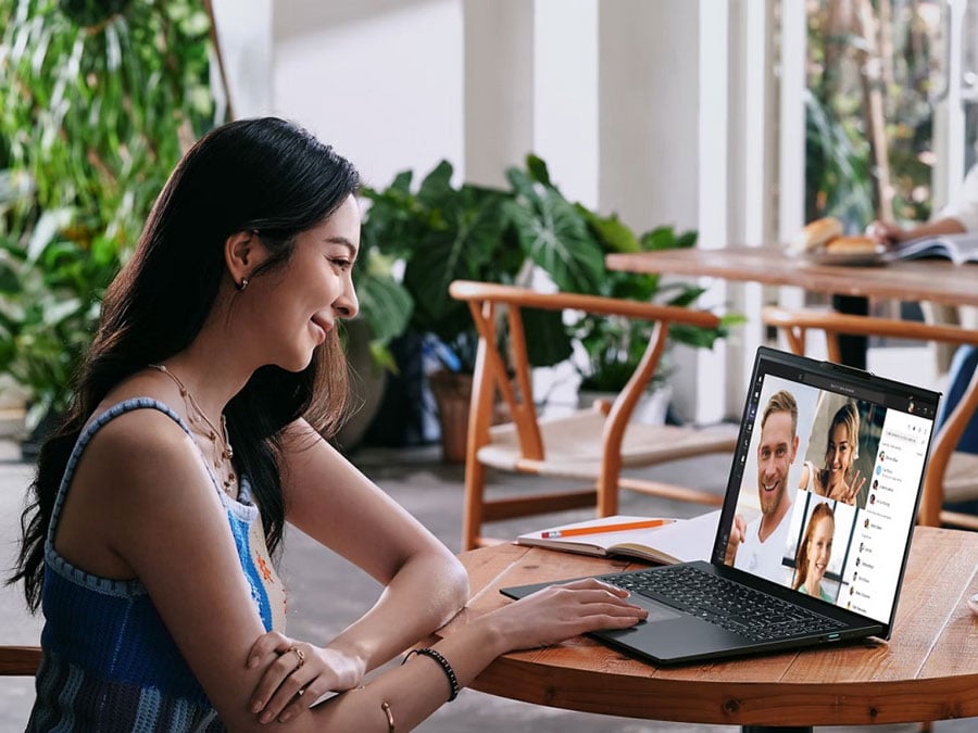 Acer Swift Go 14 AI na stole