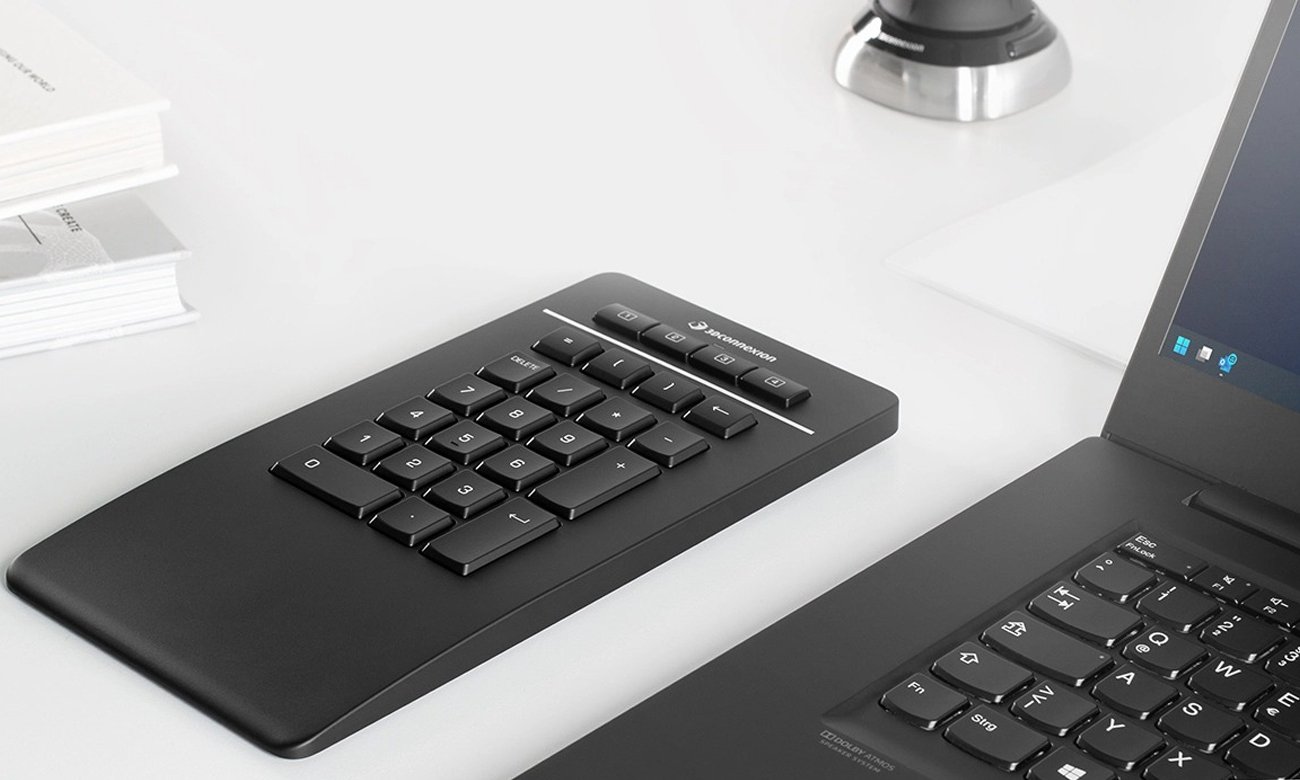 3Dconnexion Numpad Pro ustawiona obok laptopa