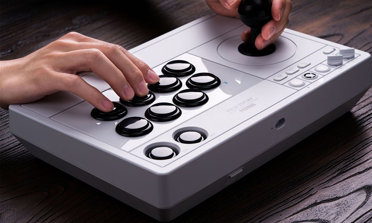 Kontroler 8BitDo Arcade Stick do Xbox / PC Biały - Grafika lifestyle