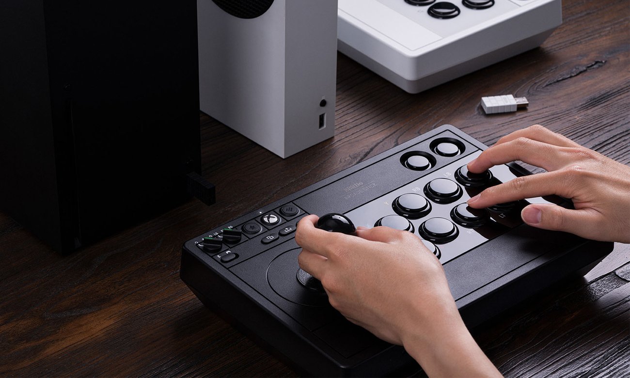 Kontroler 8BitDo Arcade Stick do Xbox / PC Czarny - Grafika lifestyle