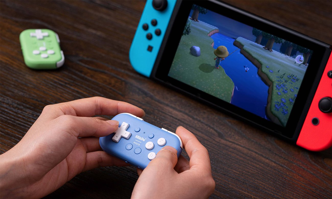 Kontroler bezprzewodowy 8BitDo Micro Bluetooth Gamepad - Grafika lifestyle