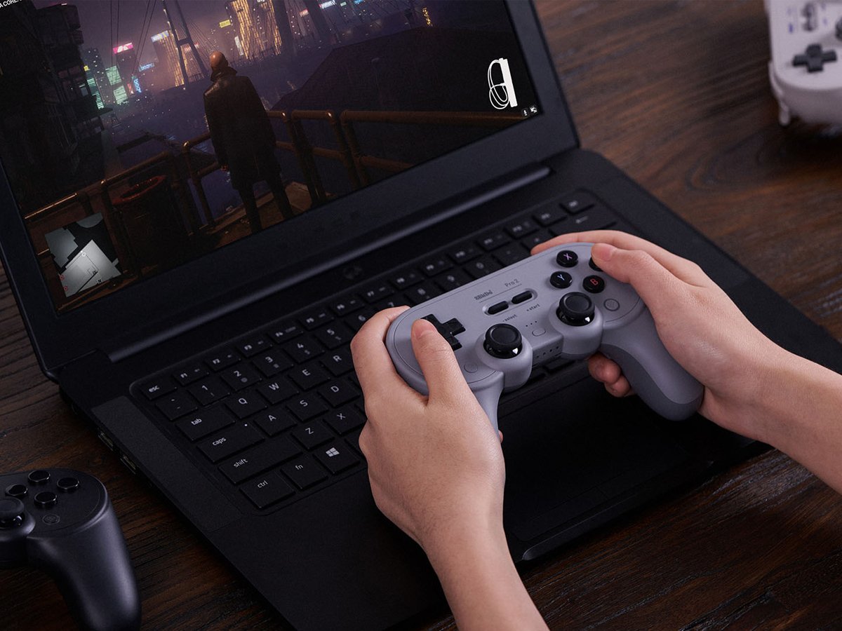 Kontroler 8BitDo PRO 2 (Hall Effect) - Grafika lifestyle