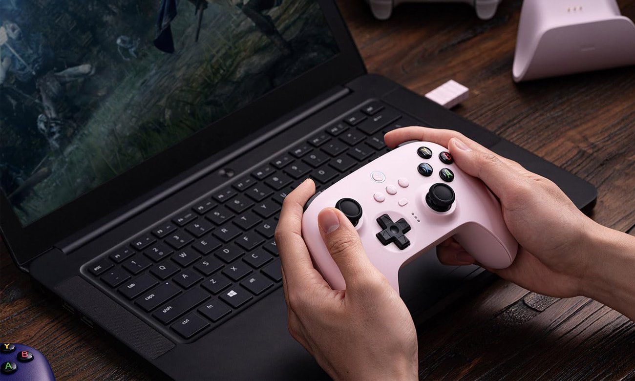 Pad 8BitDo Ultimate 2.4G Pad PC (Hall Effect Edition) Różowy - Grafika lifestyle