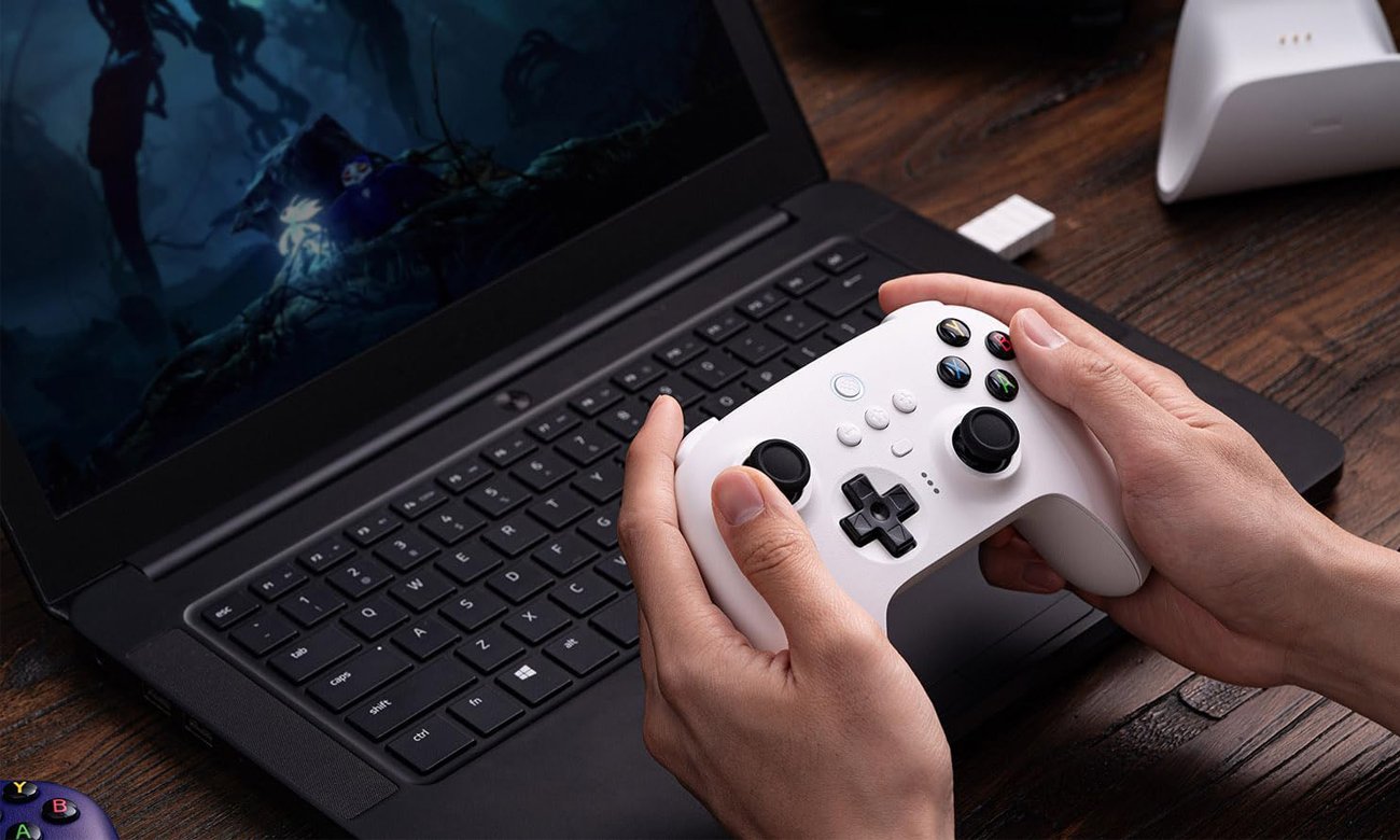 Pad 8BitDo Ultimate 2.4G Pad PC (Hall Effect Edition) Biały - Grafika lifestyle