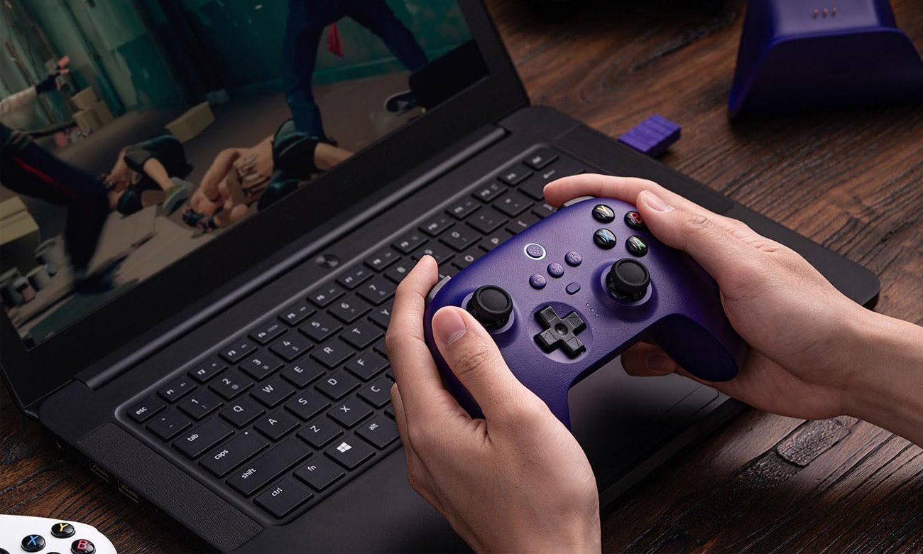 Pad 8BitDo Ultimate 2.4G Pad PC (Hall Effect Edition) Biały - Grafika lifestyle