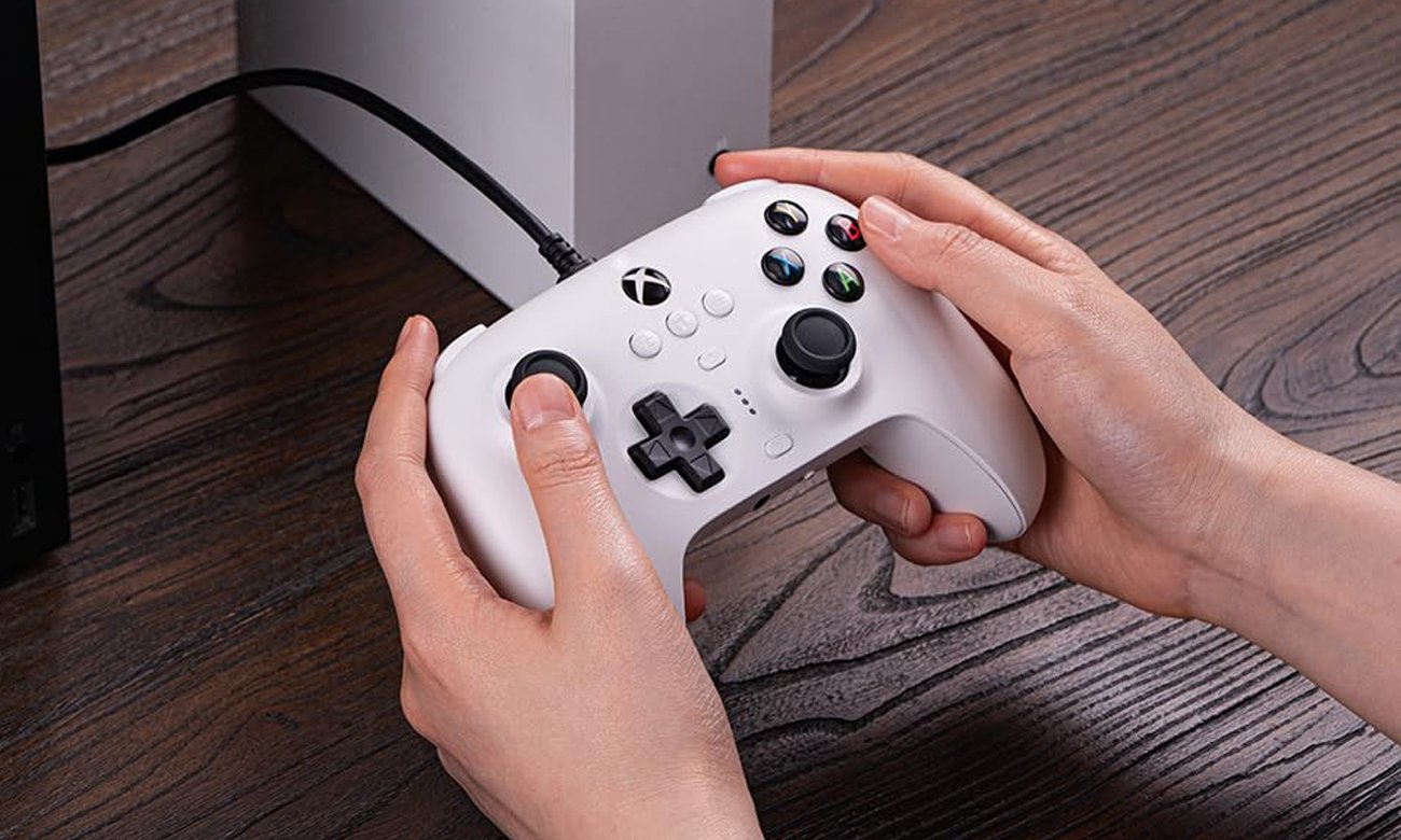 Kontroler 8BitDo Ultimate Wired Controller for Xbox Hall Effect White - Grafika lifestyle