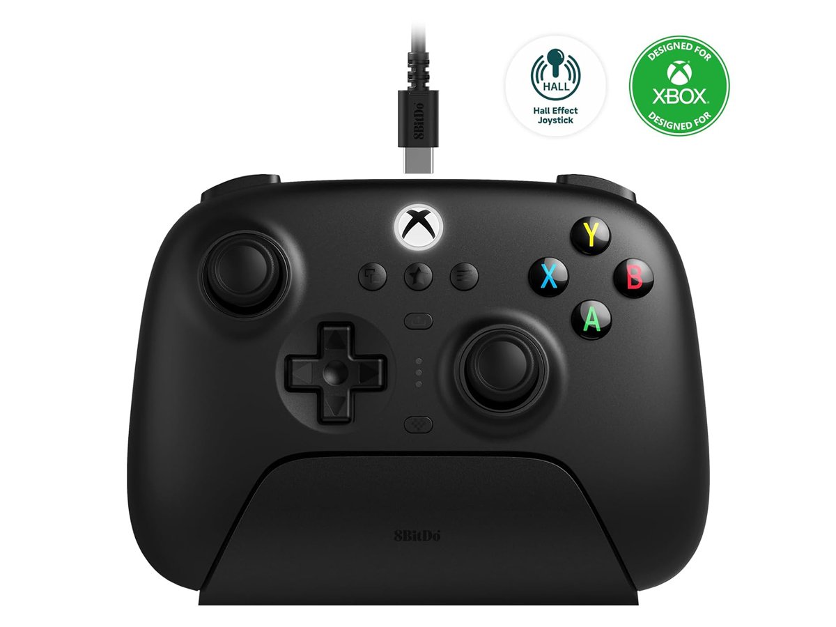 Kontroller 8Bitdo Ultimate 3-mode Xbox Controller Black - Widok od przodu wraz ze stacją dokującą