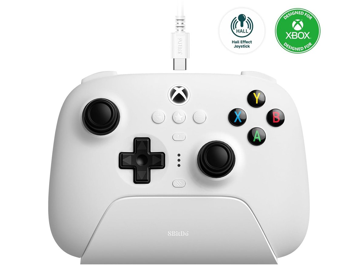 Kontroler 8Bitdo Ultimate 3-mode Xbox Controller White - Widok od przodu wraz ze stacją dokującą