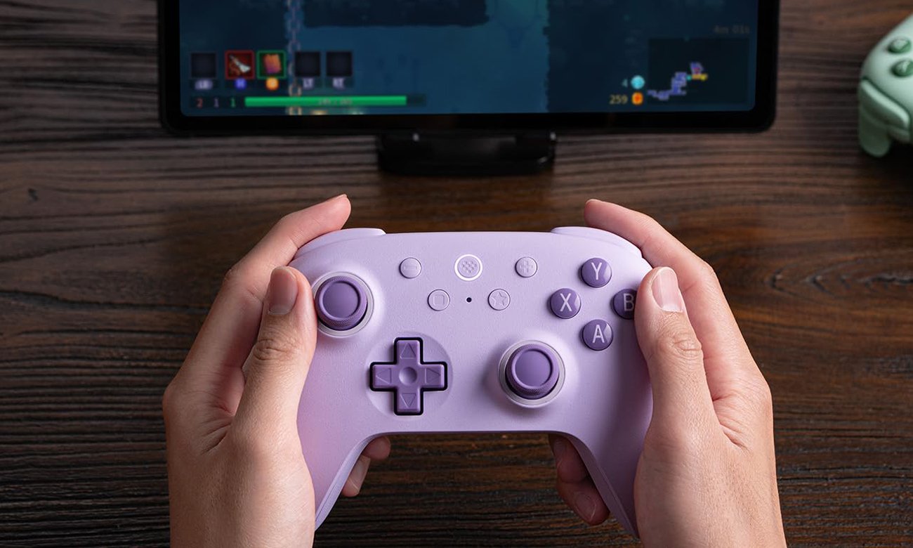 8BitDo Ultimate 2C Wireless Pad Lila - Lifestyle-Bild