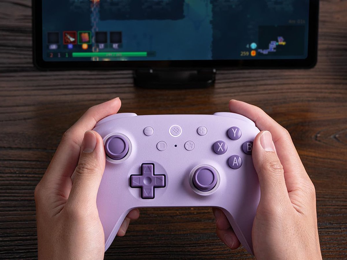 8BitDo Ultimate 2C Wireless Pad Lila - Lifestyle-Bild