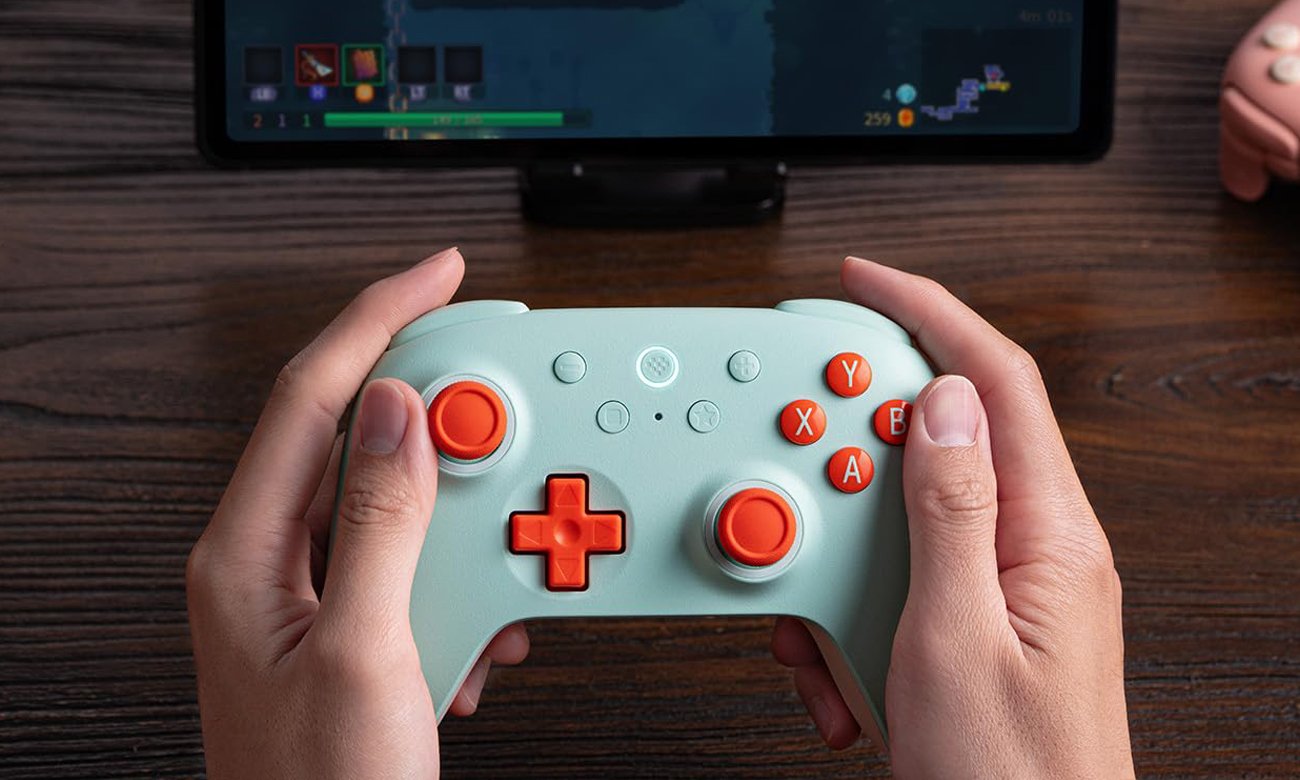 Kontroler 8BitDo Ultimate 2C Wireless Pad Miętowy - Grafika lifestyle