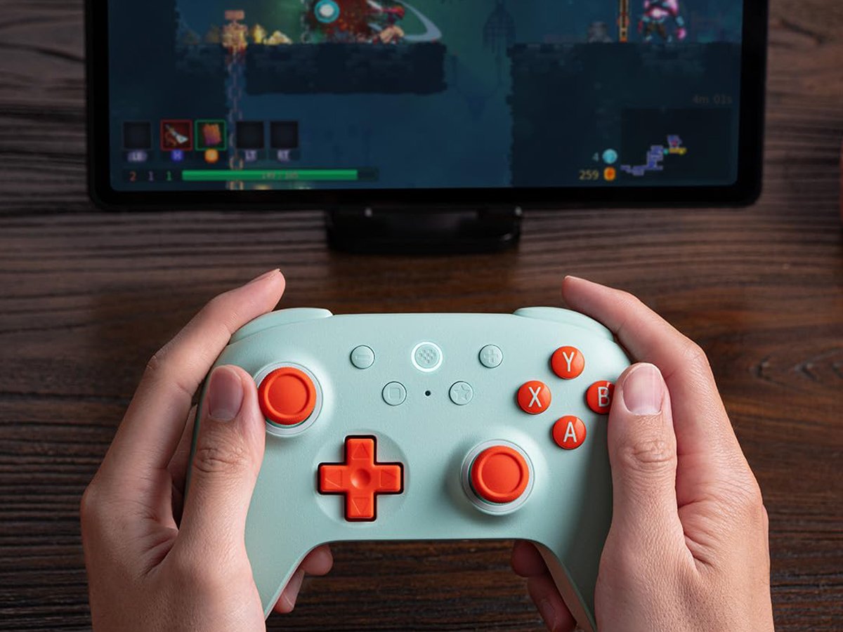 Kontroler 8BitDo Ultimate 2C Wireless Pad Miętowy - Grafika lifestyle
