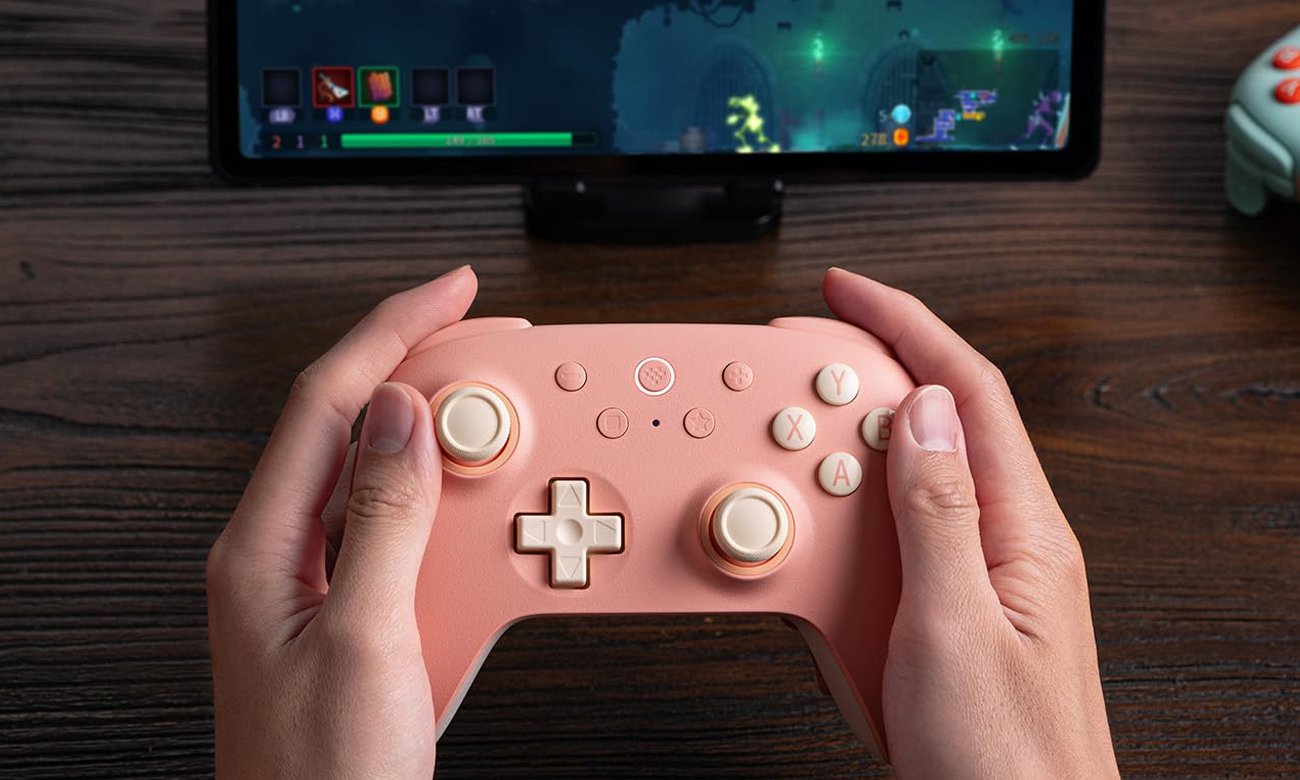 Kontroler 8BitDo Ultimate 2C Wireless Pad Brzoskwiniowy - Grafika lifestyle