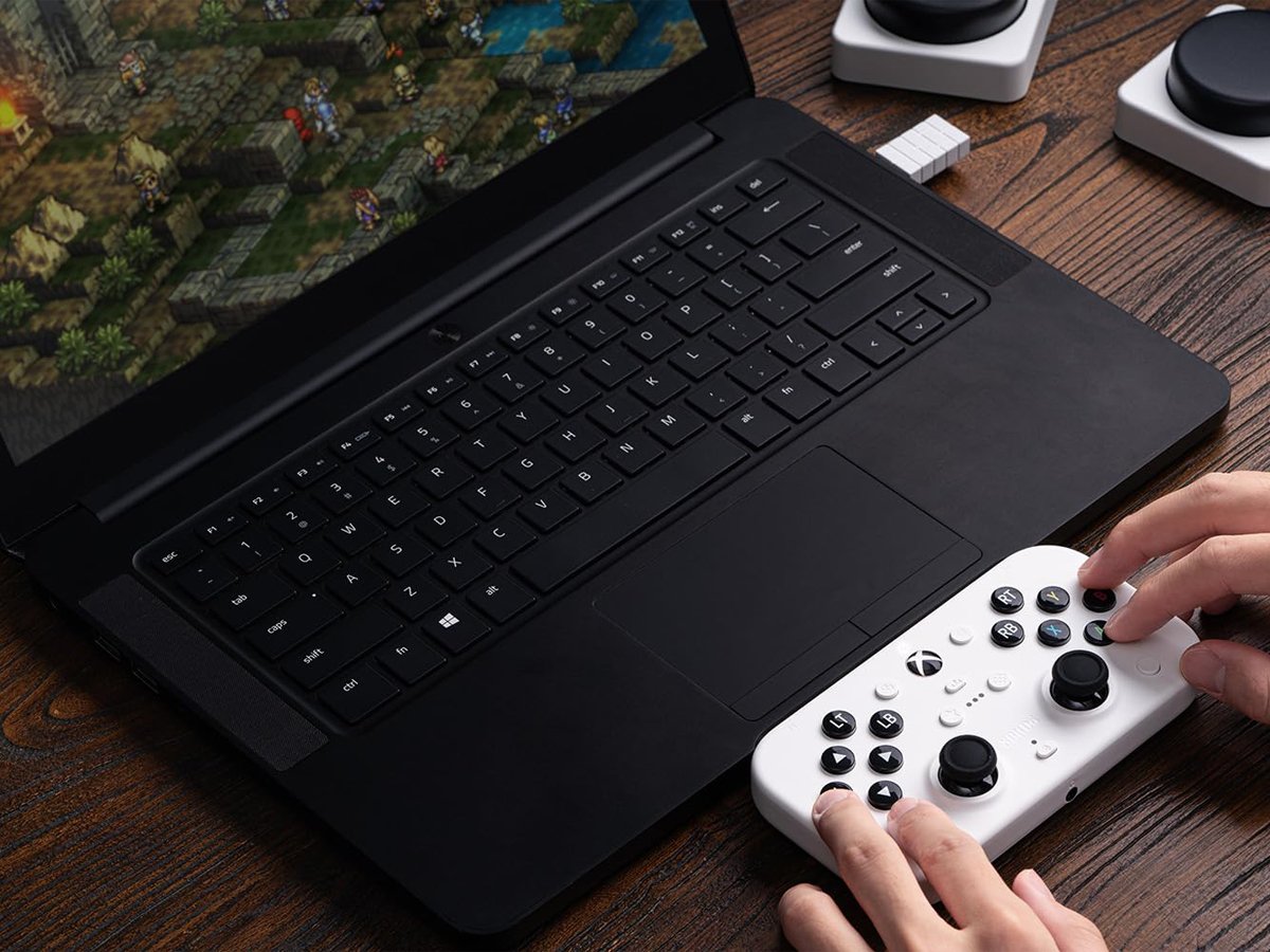 8BitDo Lite SE 2.4G Wireless Controller für Xbox - Lifestyle-Grafik