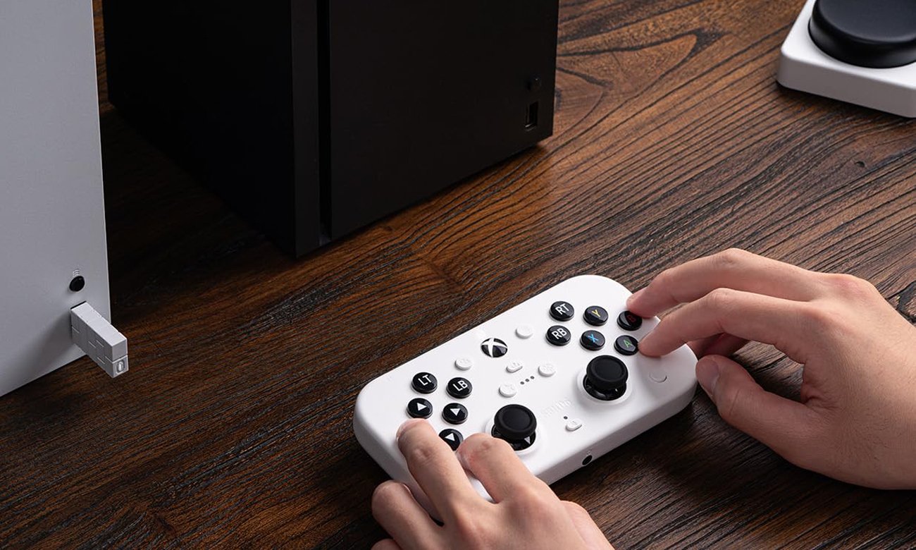 8BitDo Lite SE 2.4G Wireless Controller für Xbox - Lifestyle-Grafik