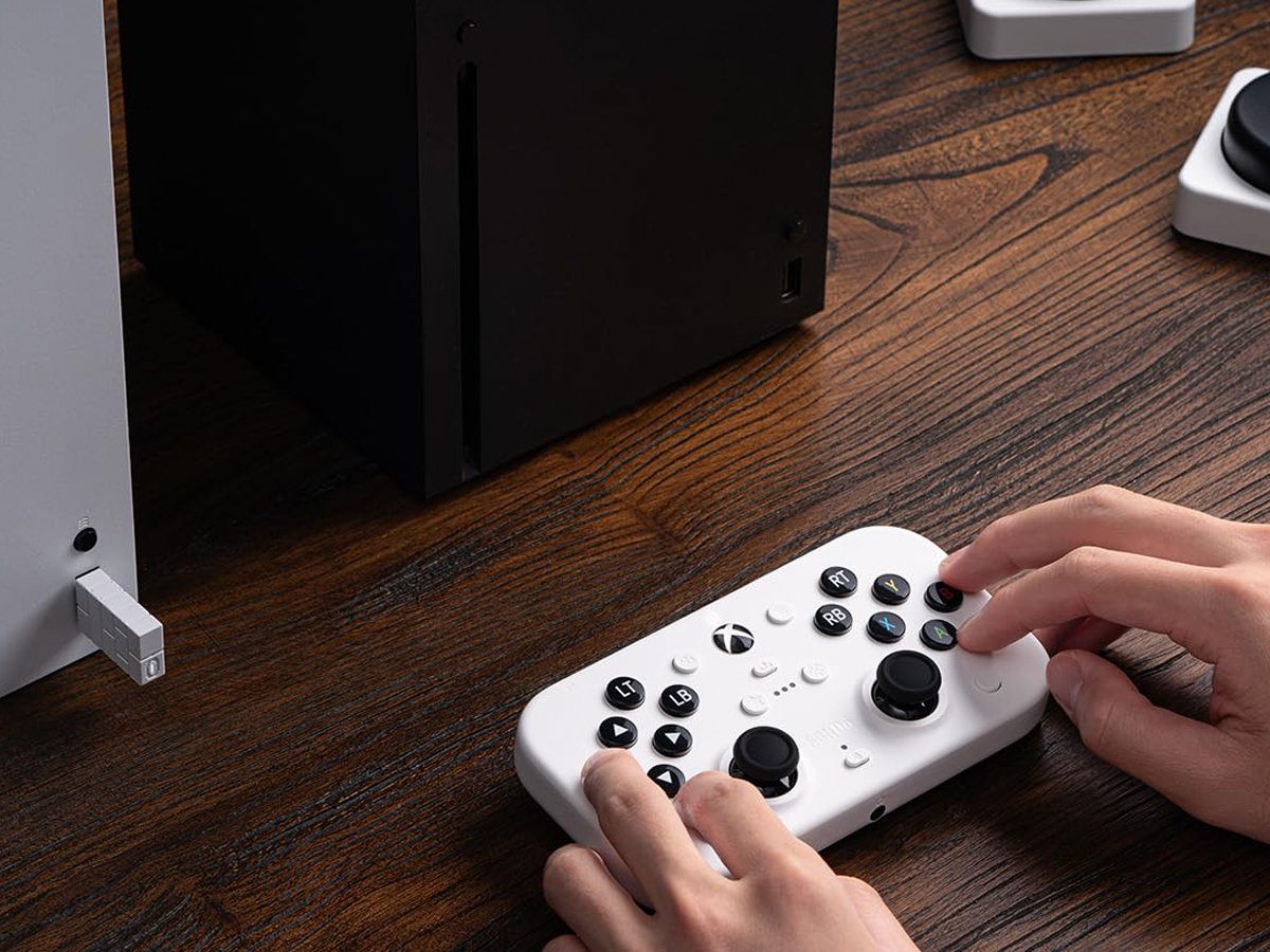 8BitDo Lite SE 2.4G Wireless Controller für Xbox - Lifestyle-Grafik