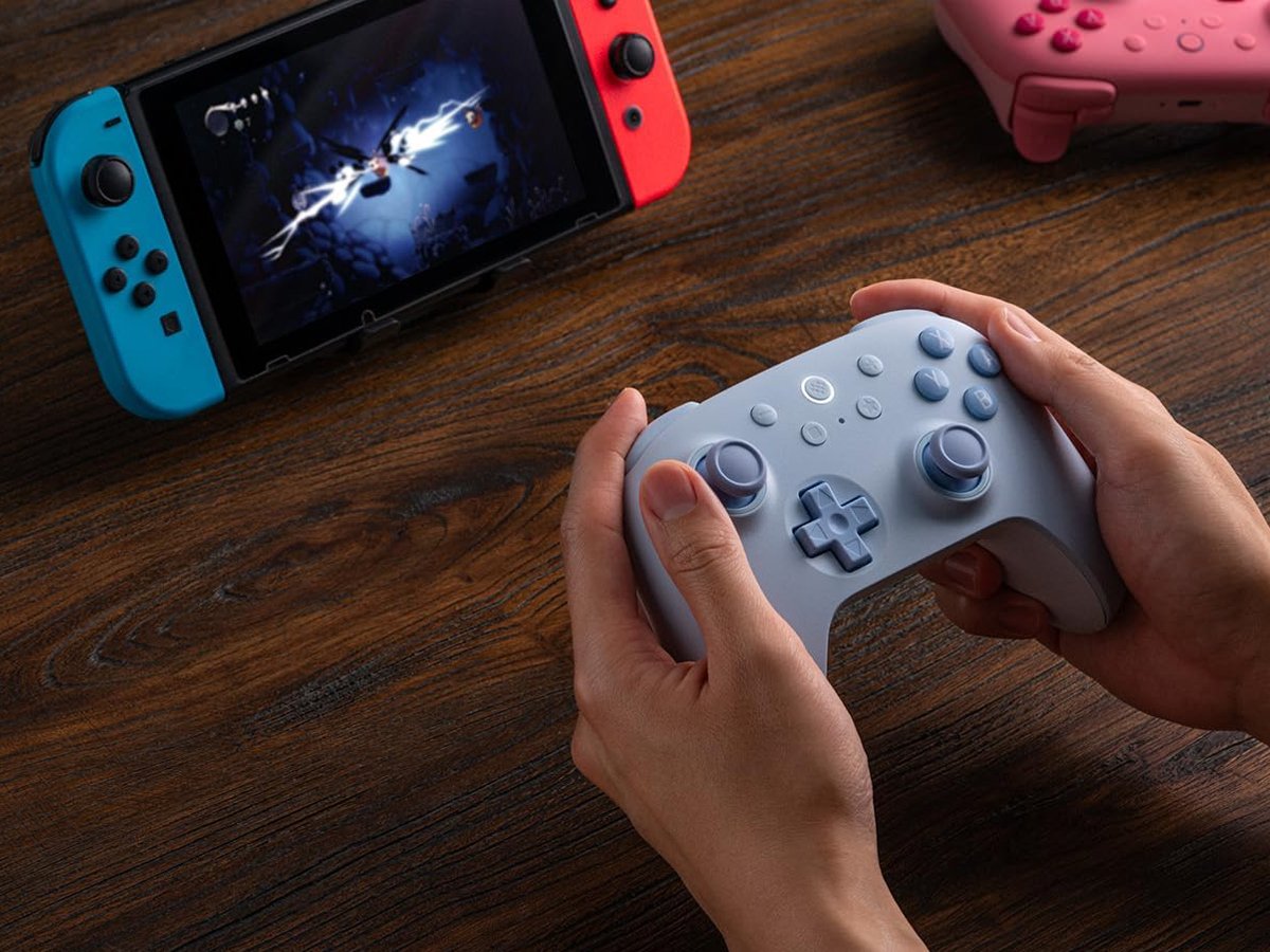Kontroler 8BitDo Ultimate 2C Bluetooth Niebieski - Grafika lifestyle
