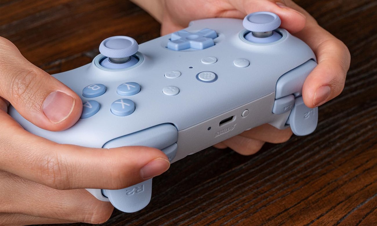 Kontroler 8BitDo Ultimate 2C Bluetooth Niebieski - Grafika lifestyle
