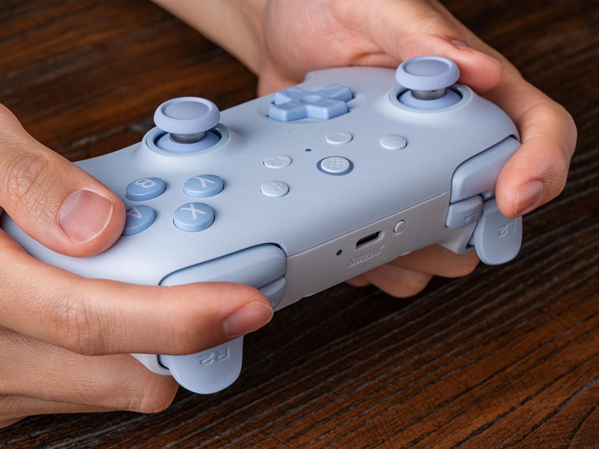 Kontroler 8BitDo Ultimate 2C Bluetooth Niebieski - Grafika lifestyle