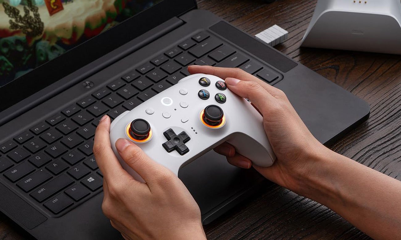 Kontroler 8BitDo Ultimate 2 Wireless 2.4G Biały - Grafika lifestyle