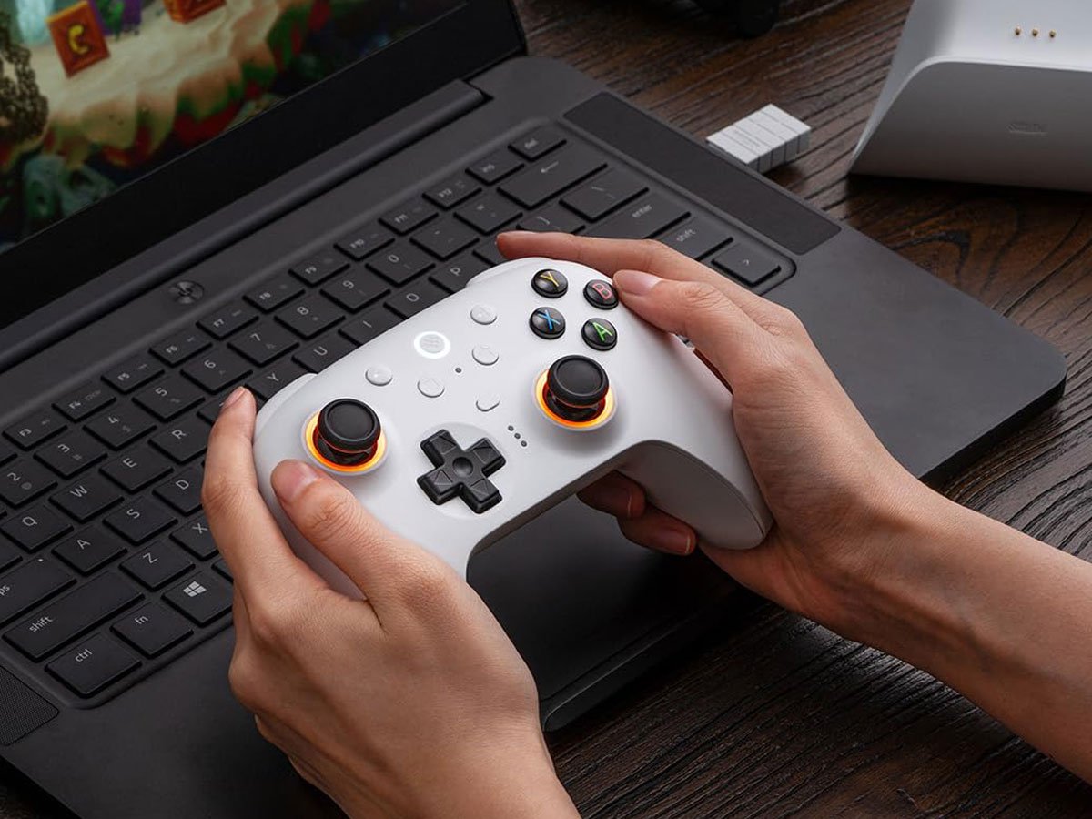 Kontroler 8BitDo Ultimate 2 Wireless 2.4G Biały - Grafika lifestyle
