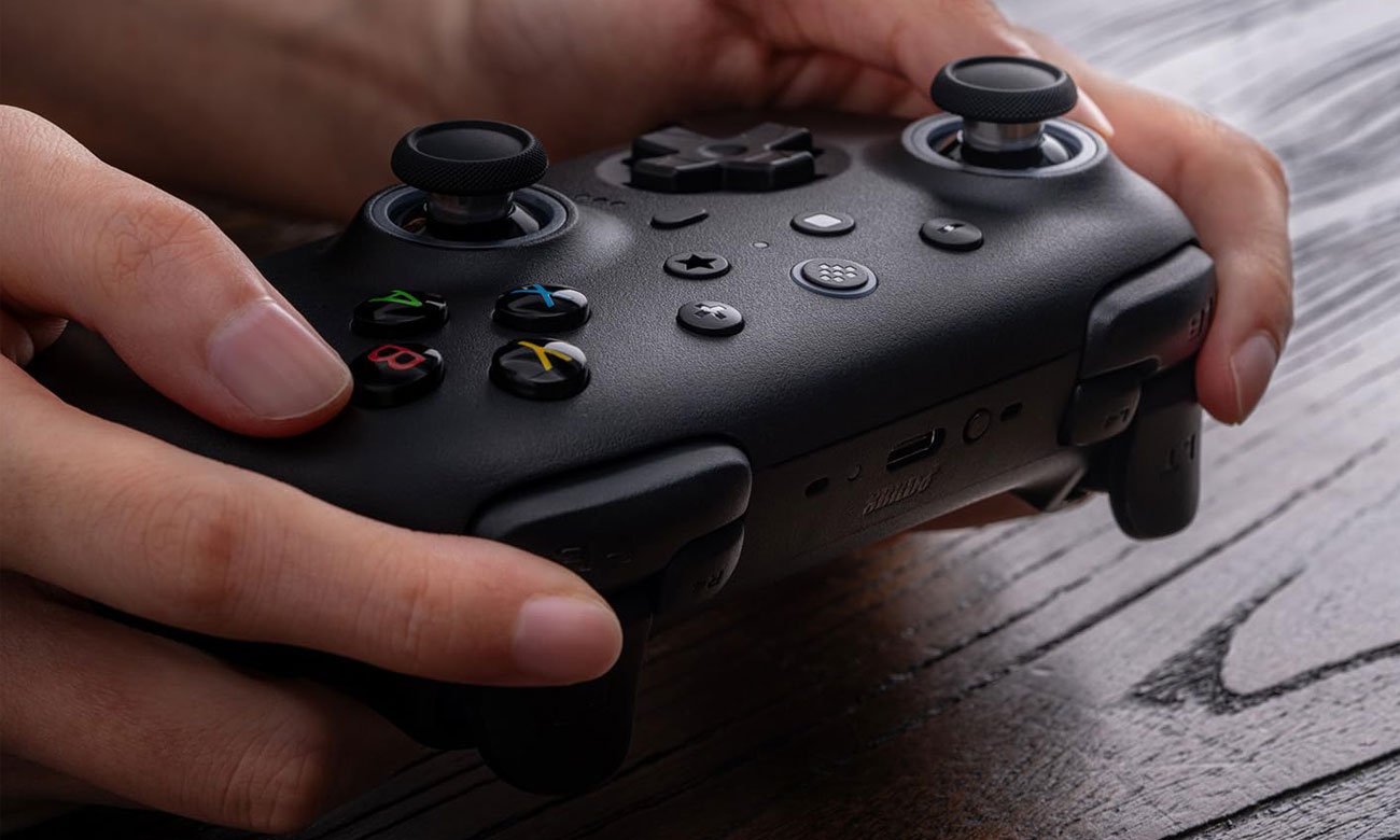 Kontroler 8BitDo Ultimate 2 Wireless 2.4G Czarny - Grafika lifestyle