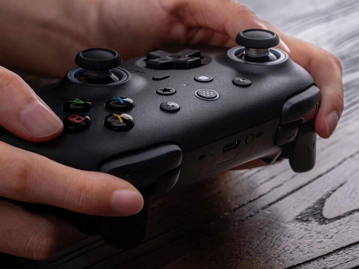 Kontroler 8BitDo Ultimate 2 Wireless 2.4G Czarny - Grafika lifestyle