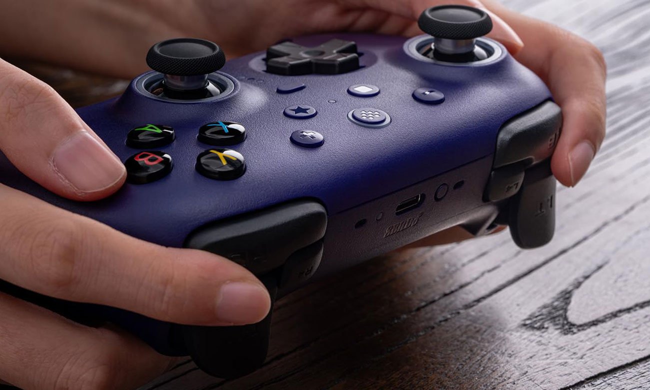 Kontroler 8BitDo Ultimate 2 Wireless 2.4G Fioletowy - Grafika lifestyle