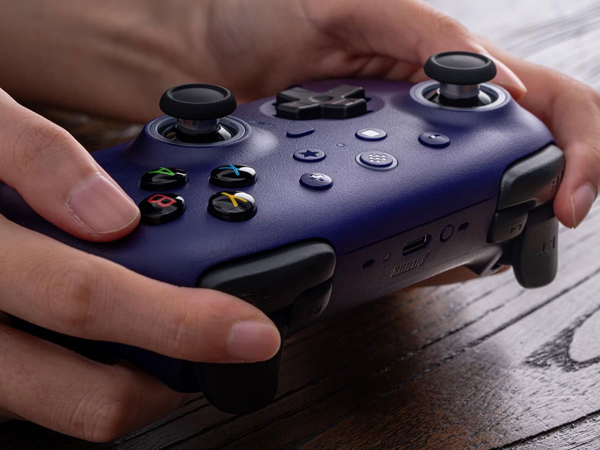 Kontroler 8BitDo Ultimate 2 Wireless 2.4G Fioletowy - Grafika lifestyle