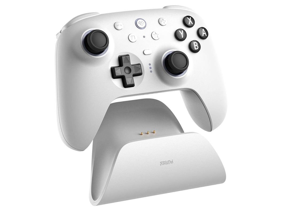 Kontroler 8BitDo Ultimate 2 Wireless BT Biały - Widok ogólny ze stacją ładującą