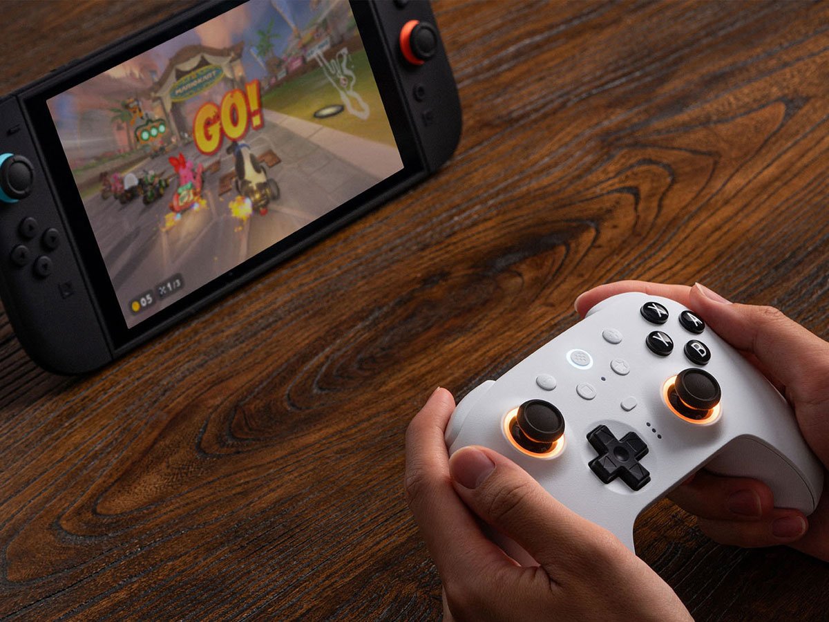 Kontroler 8BitDo Ultimate 2 Wireless BT - Grafika lifestyle