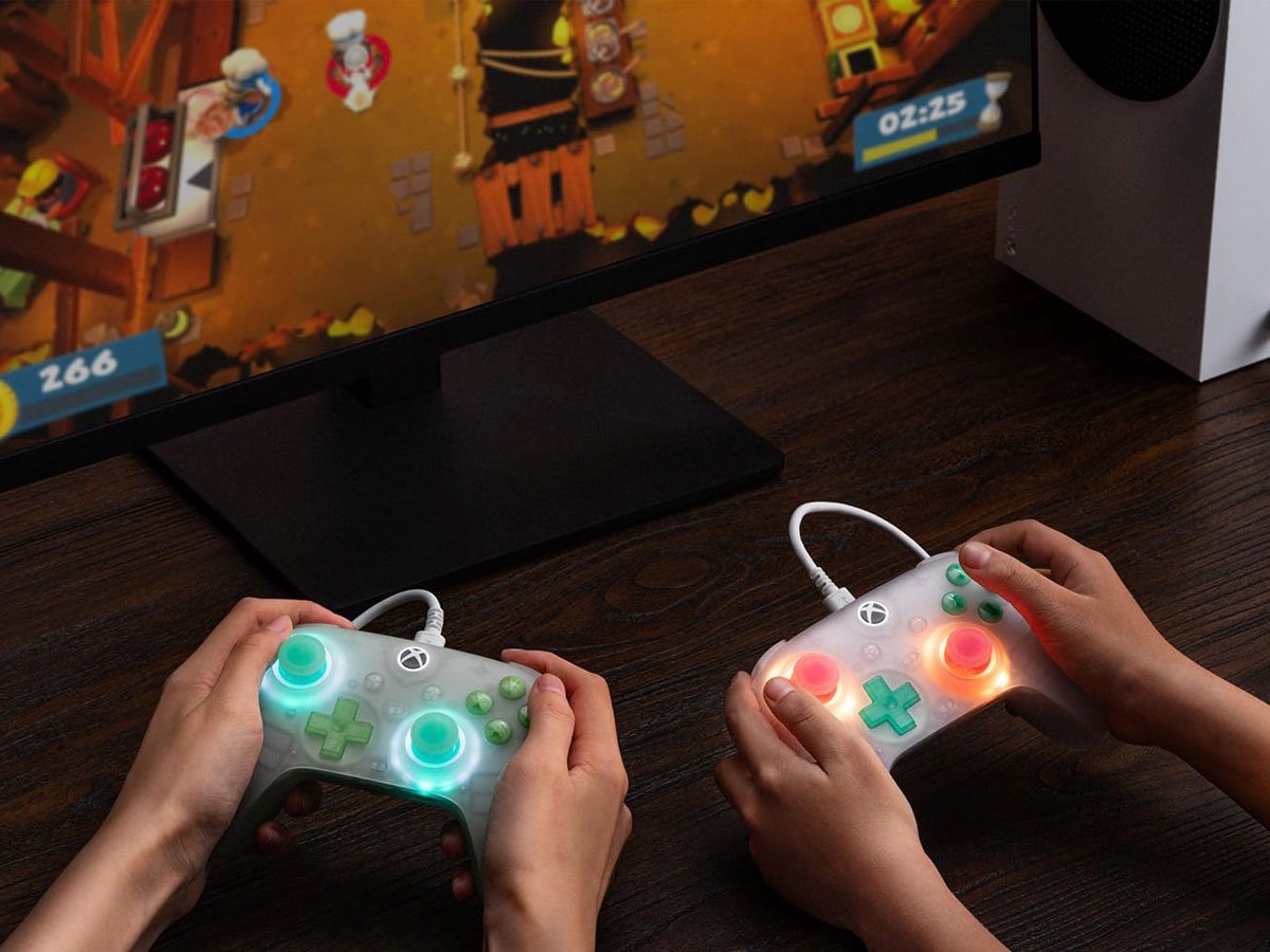 Kontroler 8BitDo Ultimate Mini Wired dla Xbox - Grafika lifestyle