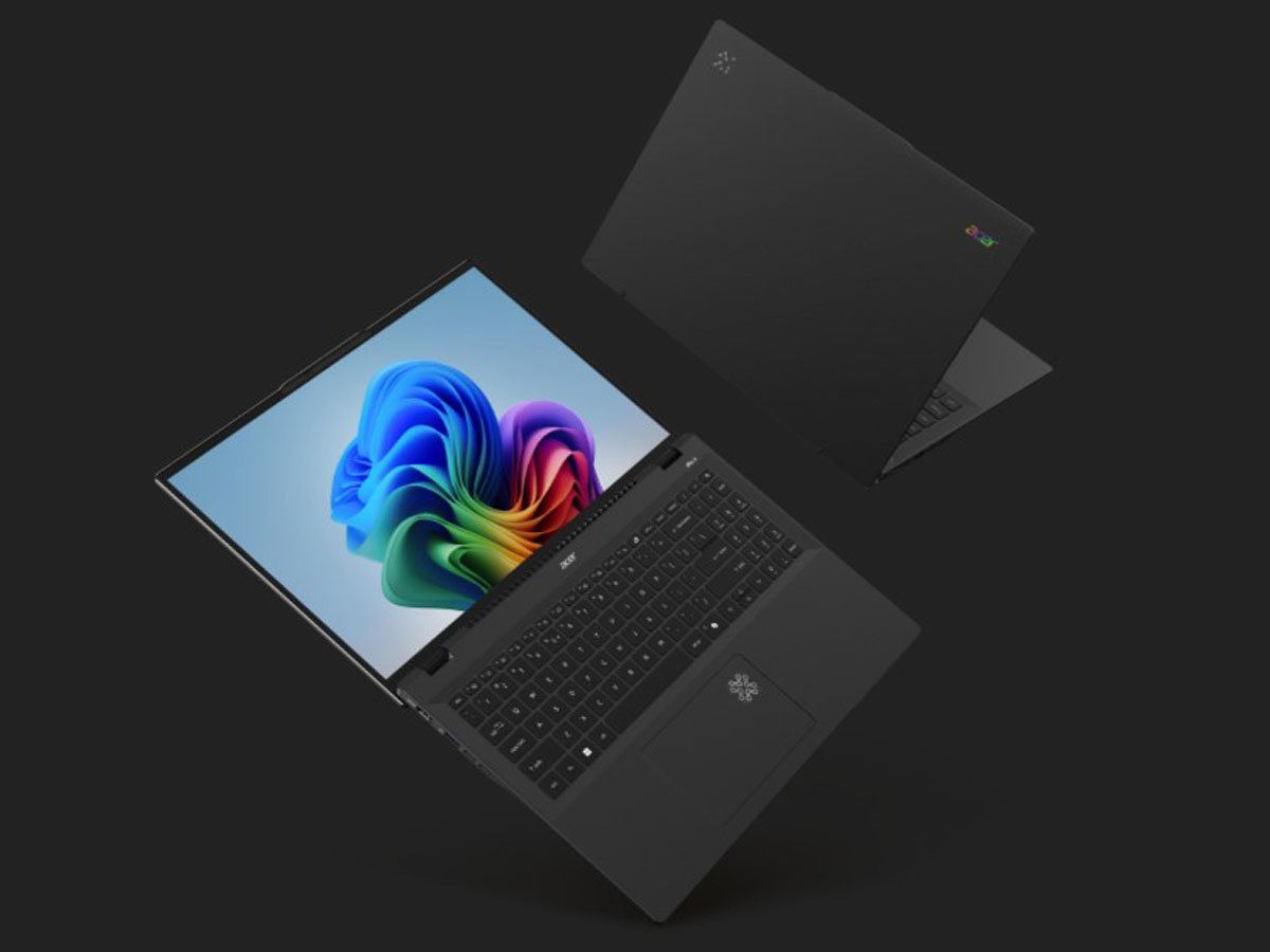 Laptop Acer Swift 16 rozłożony i pokrywa matrycy