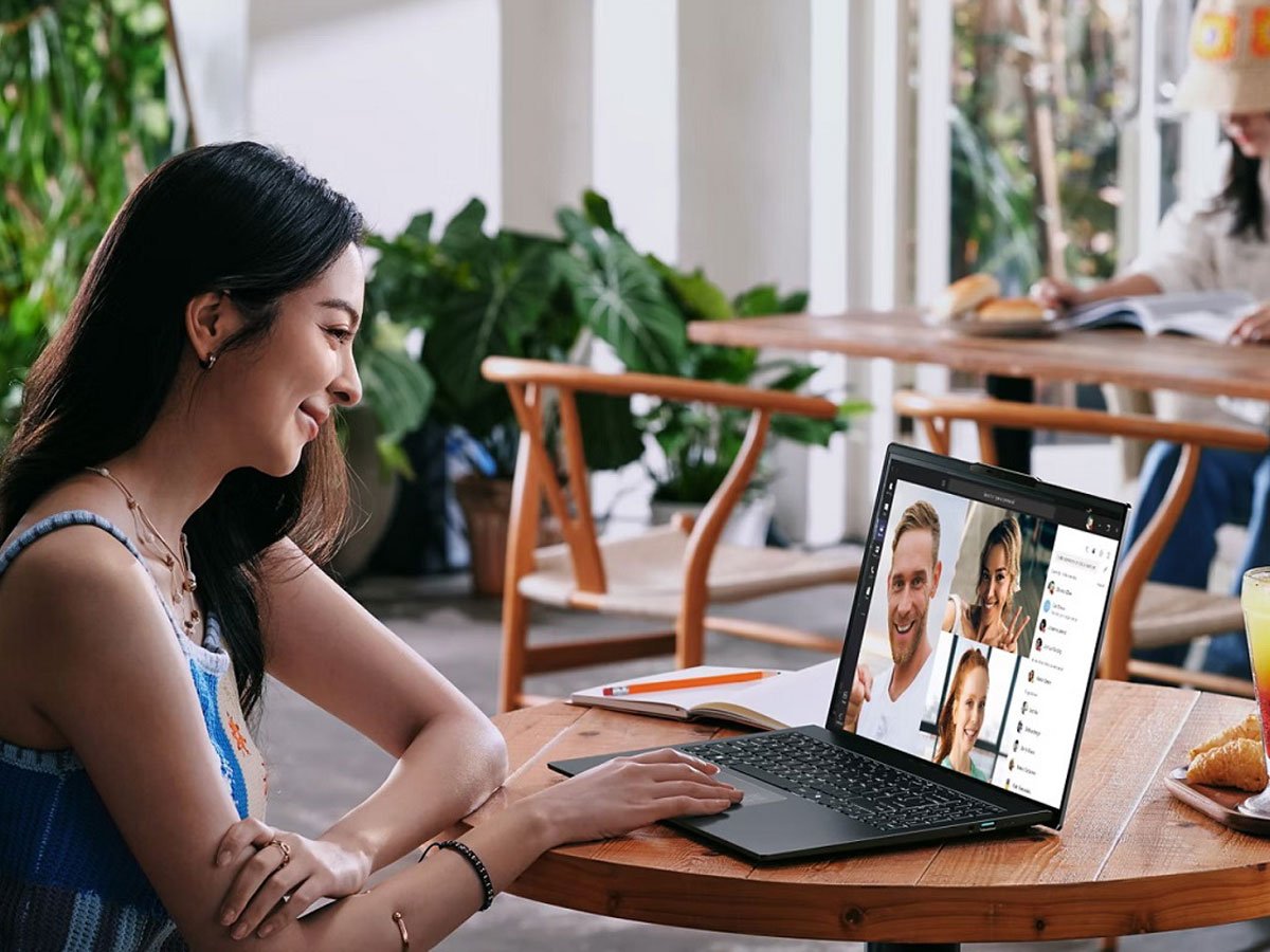 Acer Swift Go 16 kobieta podczas wideokonferencji