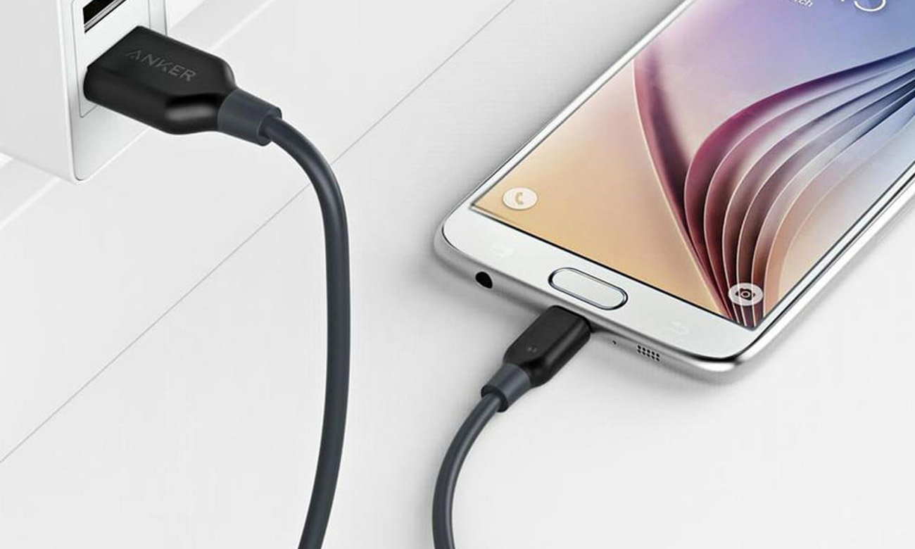 Kabel Anker PowerLine podłączony do telefonu i ładowarki