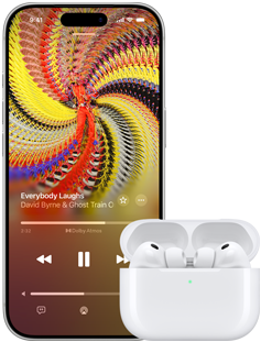 AirPods Pro 3 w etui ładującym MagSafe, iPhone 17 Pro, w Apple Music odtwarzany jest utwór „Everybody Laughs” Davida Byrne’a i Ghost Train Orchestra