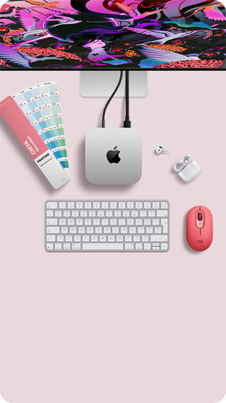 Widoczny z góry Mac mini, aluminium w kolorze srebrnym, zaokrąglone rogi, błyszczące czarne logo Apple pośrodku, podłączony przewodem, częściowo widoczny monitor Studio Display, widoczne słuchawki AirPods 4 w otwartej obudowie