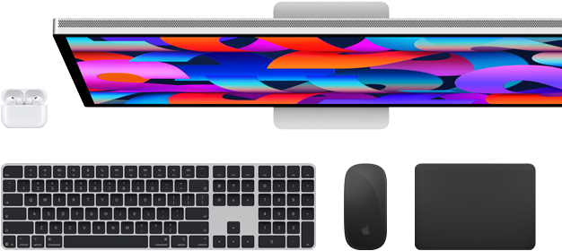 Zestaw akcesoriów i urządzeń, w tym AirPods, klawiatura Magic Keyboard z Touch ID, mysz Magic Mouse, gładzik Magic Trackpad, monitor Studio Display