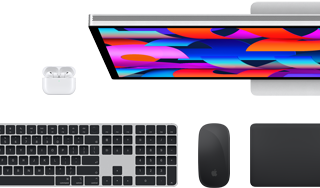 Zestaw akcesoriów i urządzeń, w tym AirPods, klawiatura Magic Keyboard z Touch ID, mysz Magic Mouse, gładzik Magic Trackpad, monitor Studio Display
