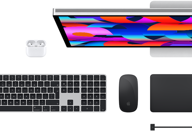 Widok z góry na akcesoria do Maca: monitor Studio Display, słuchawki AirPods, klawiaturę Magic Keyboard, mysz Magic Mouse i gładzik Magic Trackpad