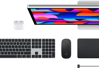 Akcesoria do Maca: AirPods, Studio Display, Magic Keyboard, Magic Mouse, Magic Trackpad, przewód ładujący MagSafe w kolorze północy