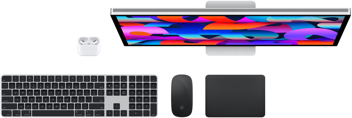 Widok z góry na AirPods, monitor Studio Display, klawiaturę Magic Keyboard, mysz Magic Mouse i gładzik Magic Trackpad