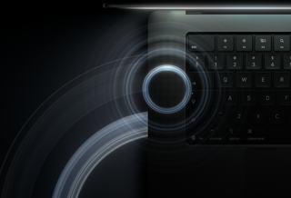 Otwarty MacBook Pro z wyświetlaczem PROLED XDR, kolor gwiezdnej czerni, klawiatura oświetlona blaskiem wyświetlacza, okręgi symbolizujące fale dźwiękowe wydobywają się z górnej i lewej strony obudowy laptopa
