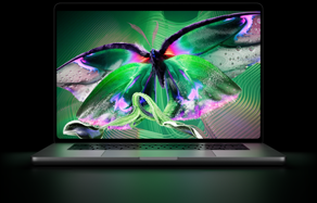 Otwarty MacBook Pro z wyświetlaczem PROLED XDR, kolor srebrny, ekran ukazuje bogate w detale zdjęcie o wysokim kontraście i żywych kolorach, a jego światło oświetla klawiaturę