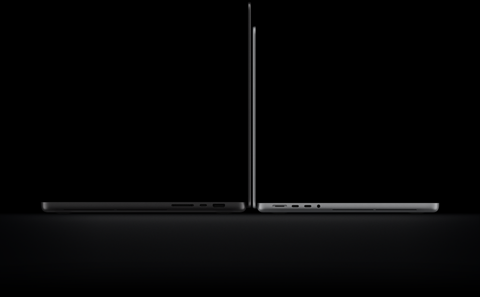 Otwarty 16-calowy MacBook Pro z wyświetlaczem PROLED XDR, kolor gwiezdnej czerni, prawa strona obudowy z trzema portami, tekst: 1,82 kg; Otwarty 14-calowy MacBook Pro z wyświetlaczem PROLED XDR, kolor srebrny, lewa strona obudowy z czterema portami, tekst: 1,38 kg